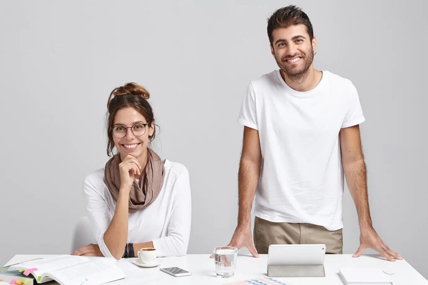 Professionelle Mitarbeiterinnen und Mitarbeiter im Büro, die an einem modernen Cybertechnologie-Projekt arbeiten.