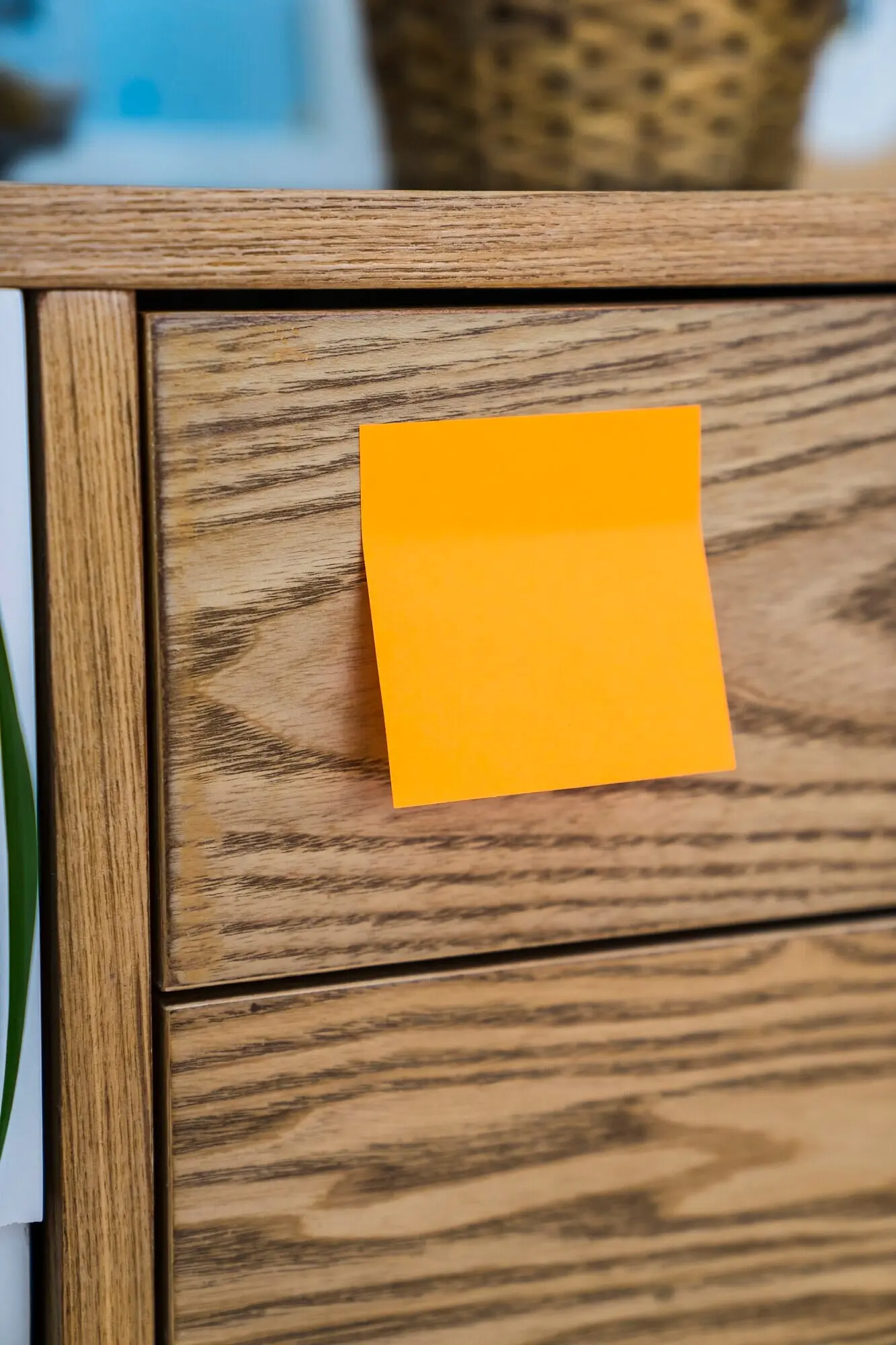 Haftnotiz auf einem Möbelstück